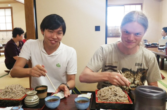 日本に来て初めてのそばを海外の学生と一緒に食べました。とろろやわさびなど、日本独特
の食べ物を食べ、不思議がっていました。インドにはとろろに似た食べ物があるようです。