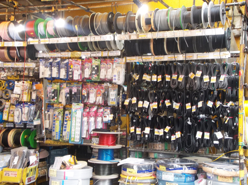 Fieldtrip Culture III, Akihabara, Tokyo, Japan: hanging wires